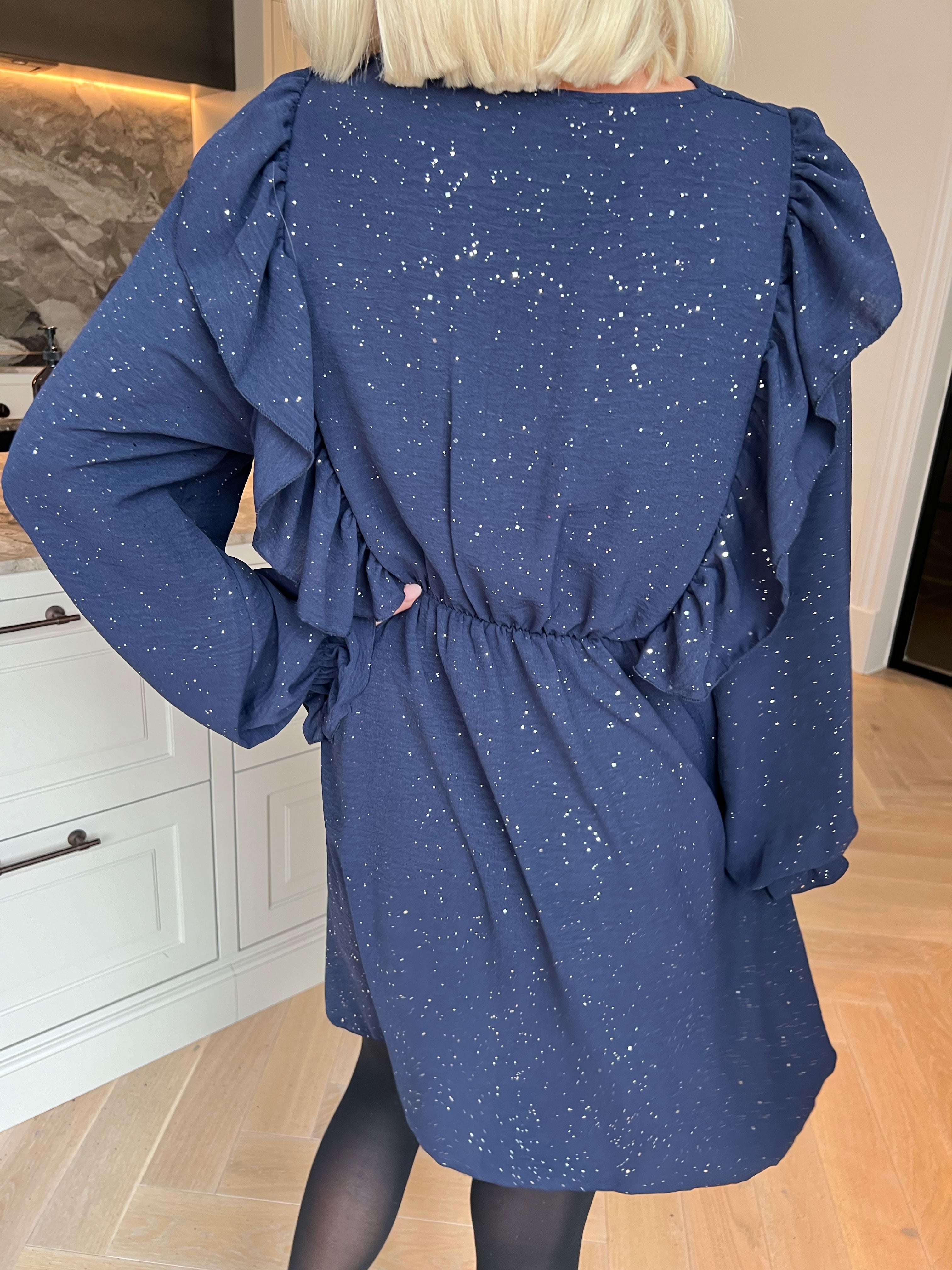 Ornella - Söt volangklänning i en mjuk viskosblandning med fina glitterdetaljer